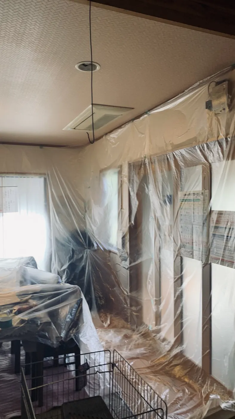 天井埋込エアコンのある部屋。壁から床、テーブルまでをビニールで覆っている